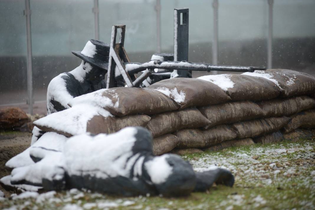 Çanakkale Savaşı'nın Tüm Detaylarını Gösteren Parkta Yer Alan, Bire Bir Boyutlardaki 40 Heykel Kar Yağışıyla Farklı Bir Görünüm 9